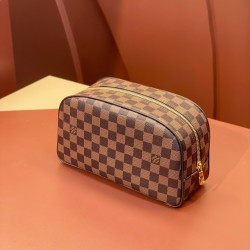 47527Damier Graphite Cosmetic Bag：25.5 x 17.0 x 9.0 cm。