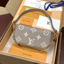 M82211 Wallet On Chain Ivy Handbag