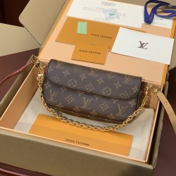 M81911 Wallet On Chain Ivy Handbag