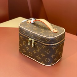M44495Nine BB mini Cosmetic Bag