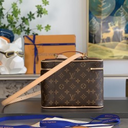 M42265 Cosmetic Bag Large：24*14*17 cm。