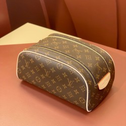 47528Damier Graphite Cosmetic Bag-size28x16x13cm。