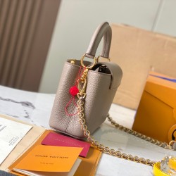 Capucines BB Handbags LV Milky Way 。21148cm 