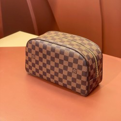 47527Damier Graphite Cosmetic Bag：25.5 x 17.0 x 9.0 cm。