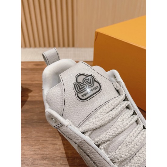#目前版本 #系列运动鞋 全皮的表面比以前的第一代skate更细致,侧边四叶草的镶嵌也是别有用心,细节是感太强了,以粒面牛皮革焕新呈现。大号Monogram花卉绽放一侧,加垫鞋领和鞋舌援引滑板鞋设计粒面牛皮革橡胶外底鞋舌和后部饰有Vuitton since54标识侧面和外底饰有Monogram花卉 #目前版本 #系列运动鞋 全皮的表面比以前的第一代skate更细致,侧边四叶草的镶嵌也是别有用心,细节是感太强了,以粒面牛皮革焕新呈现。大号Monogram花卉绽放一侧,加垫鞋领和鞋舌援引滑板鞋设计粒面牛皮革橡胶外底鞋舌和后部饰有Vuitton since54标识侧面和外底饰有Monogram花卉