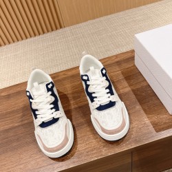 one Sneakers