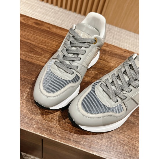 LV SNEAKERS