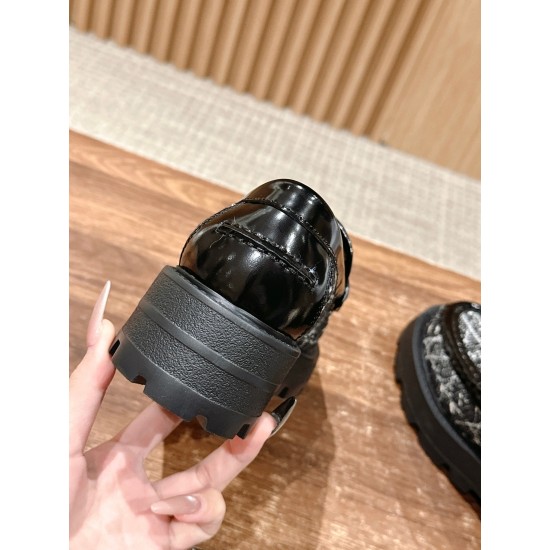 open-toed shoe open-toed shoe