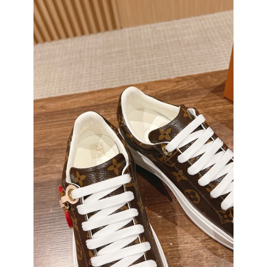 LV SNEAKERS