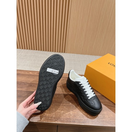 LV SNEAKERS