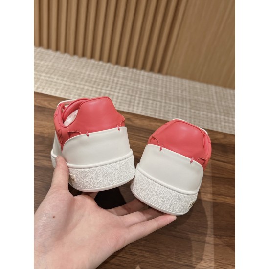 LV SNEAKERS