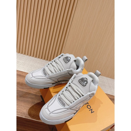 #目前版本 #系列运动鞋 全皮的表面比以前的第一代skate更细致,侧边四叶草的镶嵌也是别有用心,细节是感太强了,以粒面牛皮革焕新呈现。大号Monogram花卉绽放一侧,加垫鞋领和鞋舌援引滑板鞋设计粒面牛皮革橡胶外底鞋舌和后部饰有Vuitton since54标识侧面和外底饰有Monogram花卉 #目前版本 #系列运动鞋 全皮的表面比以前的第一代skate更细致,侧边四叶草的镶嵌也是别有用心,细节是感太强了,以粒面牛皮革焕新呈现。大号Monogram花卉绽放一侧,加垫鞋领和鞋舌援引滑板鞋设计粒面牛皮革橡胶外底鞋舌和后部饰有Vuitton since54标识侧面和外底饰有Monogram花卉