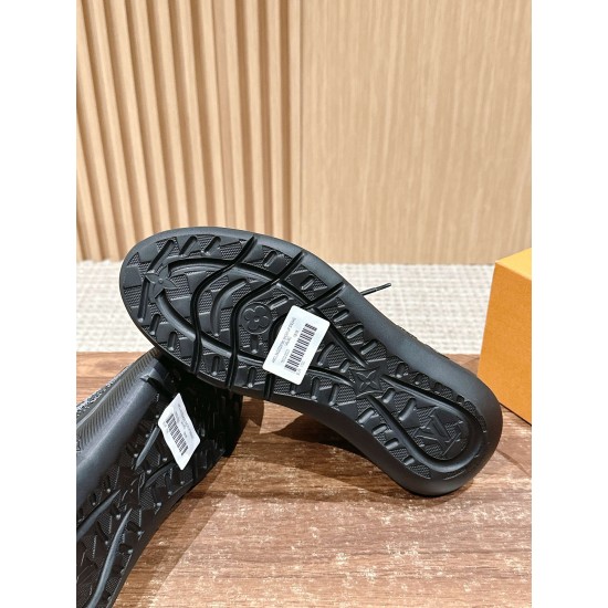 LV SNEAKERS