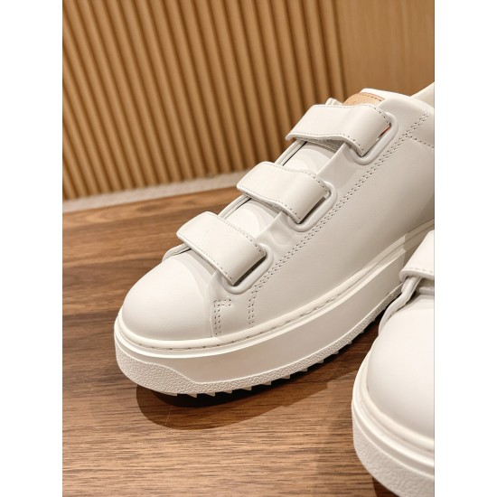 LV SNEAKERS