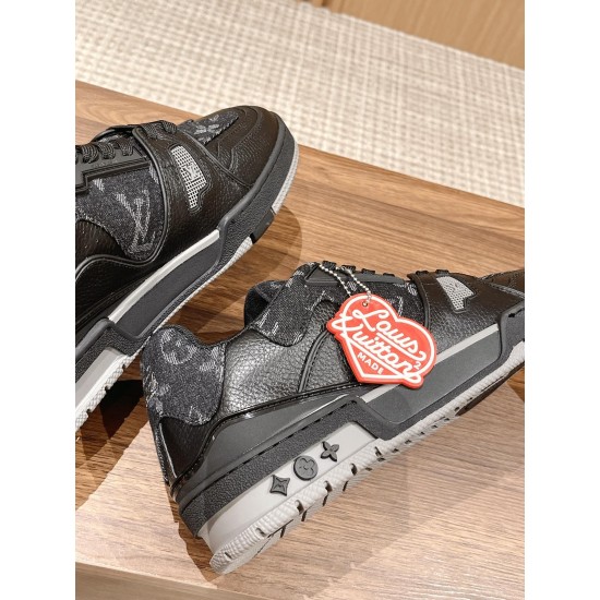LV SNEAKERS
