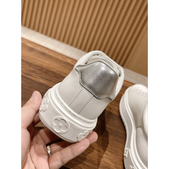 LV SNEAKERS