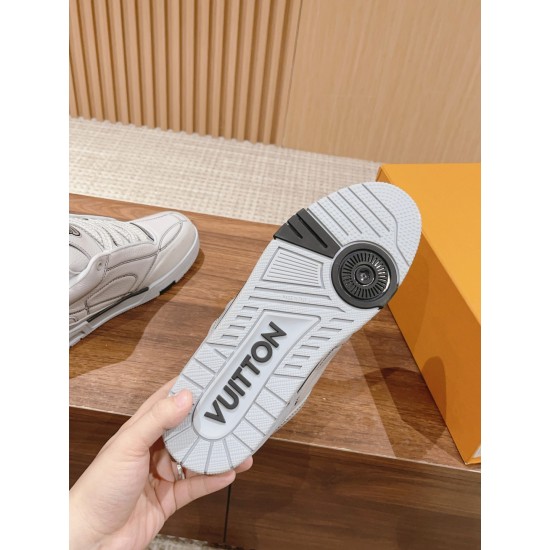 #目前版本 #系列运动鞋 全皮的表面比以前的第一代skate更细致,侧边四叶草的镶嵌也是别有用心,细节是感太强了,以粒面牛皮革焕新呈现。大号Monogram花卉绽放一侧,加垫鞋领和鞋舌援引滑板鞋设计粒面牛皮革橡胶外底鞋舌和后部饰有Vuitton since54标识侧面和外底饰有Monogram花卉 #目前版本 #系列运动鞋 全皮的表面比以前的第一代skate更细致,侧边四叶草的镶嵌也是别有用心,细节是感太强了,以粒面牛皮革焕新呈现。大号Monogram花卉绽放一侧,加垫鞋领和鞋舌援引滑板鞋设计粒面牛皮革橡胶外底鞋舌和后部饰有Vuitton since54标识侧面和外底饰有Monogram花卉