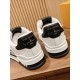 LV SNEAKERS