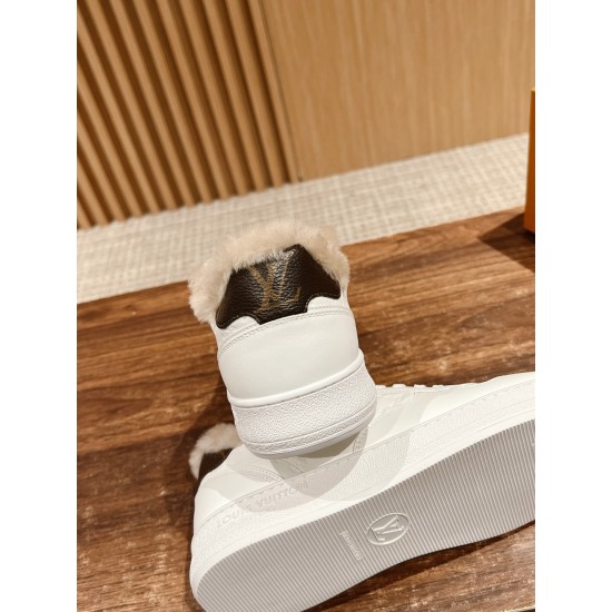 LV SNEAKERS