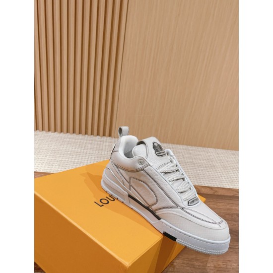 #目前版本 #系列运动鞋 全皮的表面比以前的第一代skate更细致,侧边四叶草的镶嵌也是别有用心,细节是感太强了,以粒面牛皮革焕新呈现。大号Monogram花卉绽放一侧,加垫鞋领和鞋舌援引滑板鞋设计粒面牛皮革橡胶外底鞋舌和后部饰有Vuitton since54标识侧面和外底饰有Monogram花卉 #目前版本 #系列运动鞋 全皮的表面比以前的第一代skate更细致,侧边四叶草的镶嵌也是别有用心,细节是感太强了,以粒面牛皮革焕新呈现。大号Monogram花卉绽放一侧,加垫鞋领和鞋舌援引滑板鞋设计粒面牛皮革橡胶外底鞋舌和后部饰有Vuitton since54标识侧面和外底饰有Monogram花卉