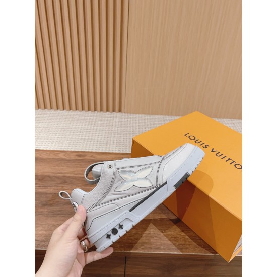 #目前版本 #系列运动鞋 全皮的表面比以前的第一代skate更细致,侧边四叶草的镶嵌也是别有用心,细节是感太强了,以粒面牛皮革焕新呈现。大号Monogram花卉绽放一侧,加垫鞋领和鞋舌援引滑板鞋设计粒面牛皮革橡胶外底鞋舌和后部饰有Vuitton since54标识侧面和外底饰有Monogram花卉 #目前版本 #系列运动鞋 全皮的表面比以前的第一代skate更细致,侧边四叶草的镶嵌也是别有用心,细节是感太强了,以粒面牛皮革焕新呈现。大号Monogram花卉绽放一侧,加垫鞋领和鞋舌援引滑板鞋设计粒面牛皮革橡胶外底鞋舌和后部饰有Vuitton since54标识侧面和外底饰有Monogram花卉