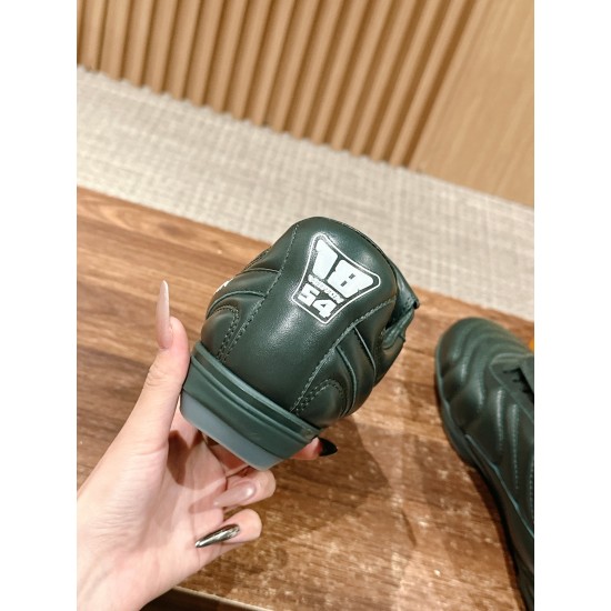 LV SNEAKERS