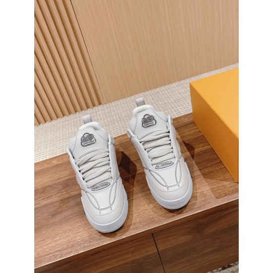 #目前版本 #系列运动鞋 全皮的表面比以前的第一代skate更细致,侧边四叶草的镶嵌也是别有用心,细节是感太强了,以粒面牛皮革焕新呈现。大号Monogram花卉绽放一侧,加垫鞋领和鞋舌援引滑板鞋设计粒面牛皮革橡胶外底鞋舌和后部饰有Vuitton since54标识侧面和外底饰有Monogram花卉 #目前版本 #系列运动鞋 全皮的表面比以前的第一代skate更细致,侧边四叶草的镶嵌也是别有用心,细节是感太强了,以粒面牛皮革焕新呈现。大号Monogram花卉绽放一侧,加垫鞋领和鞋舌援引滑板鞋设计粒面牛皮革橡胶外底鞋舌和后部饰有Vuitton since54标识侧面和外底饰有Monogram花卉