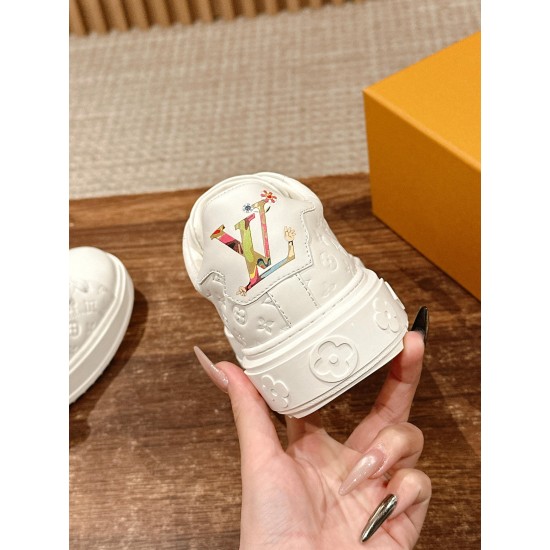 LV SNEAKERS