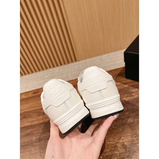 Tennis shoes