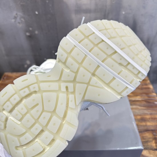 3XL sneaker runner