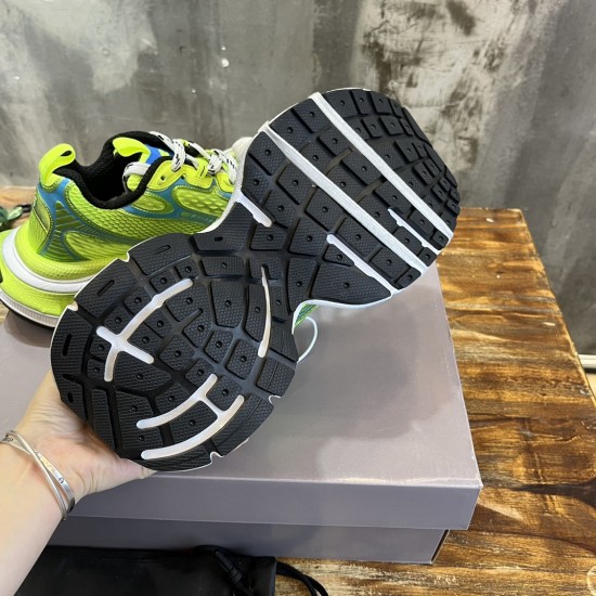 3XL sneaker runner