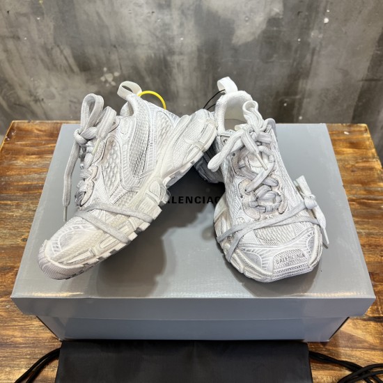 3XL sneaker runner