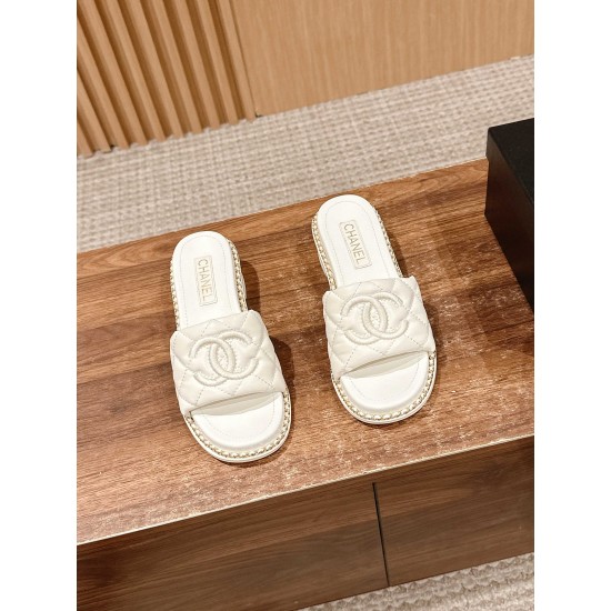 Slippers, beach shoes