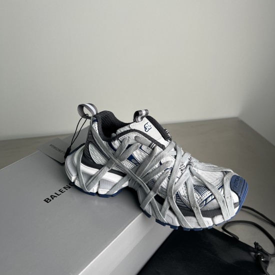 3XL sneaker runner