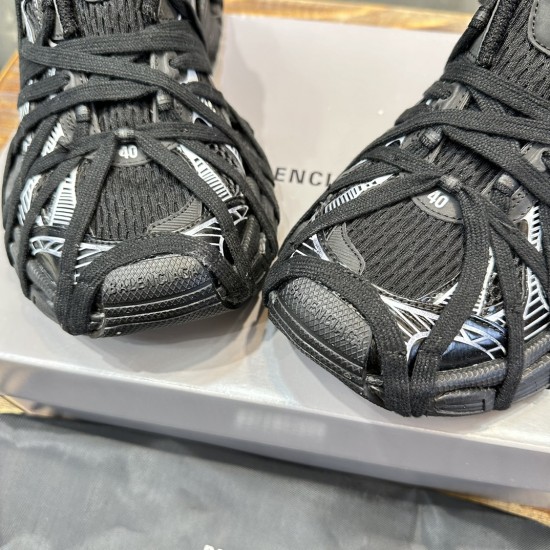 3XL sneaker runner