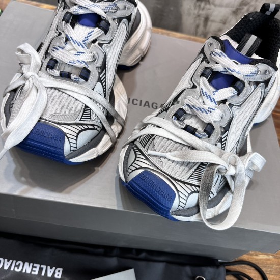 3XL sneaker runner