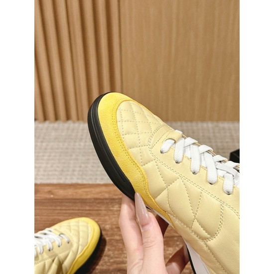 Tennis shoes