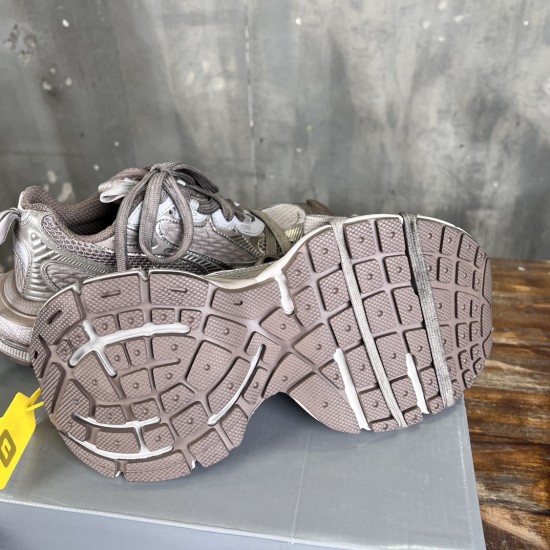 3XL sneaker runner