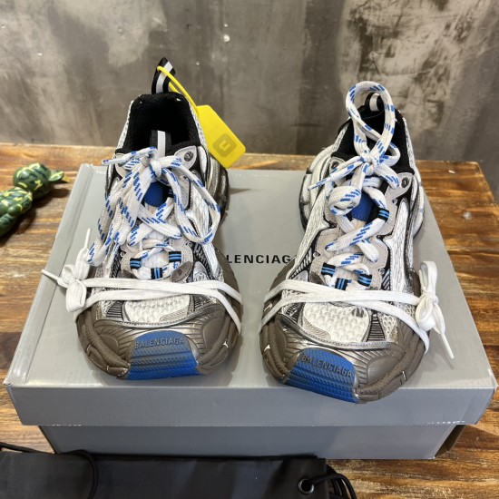 3XL sneaker runner