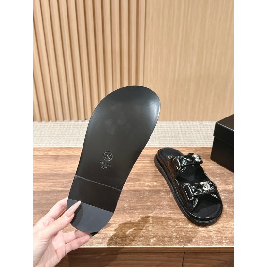 Slippers, beach shoes