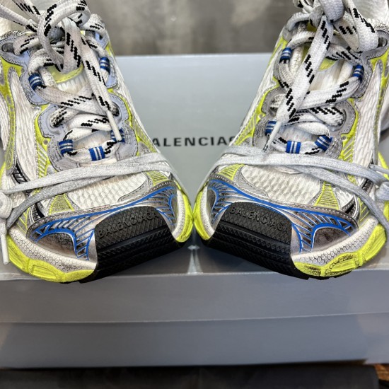 3XL sneaker runner