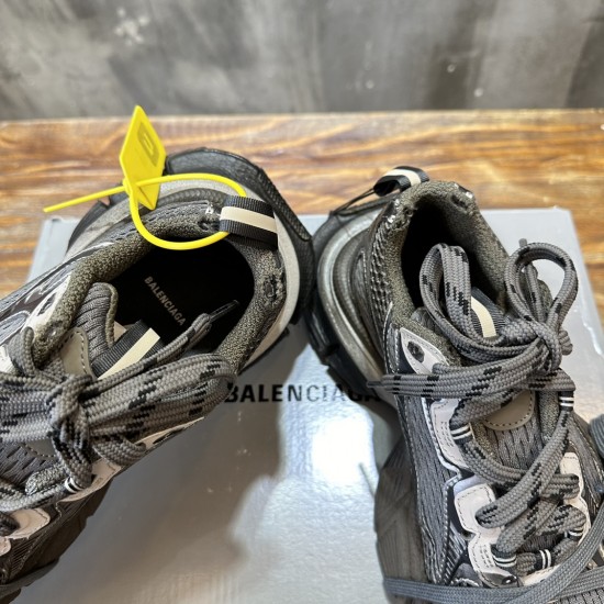 3XL sneaker runner