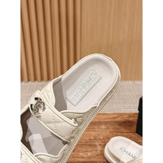 Slippers, beach shoes