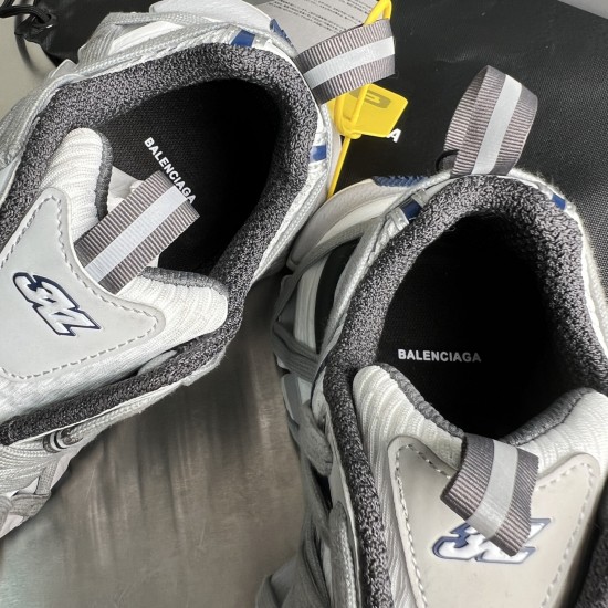 3XL sneaker runner
