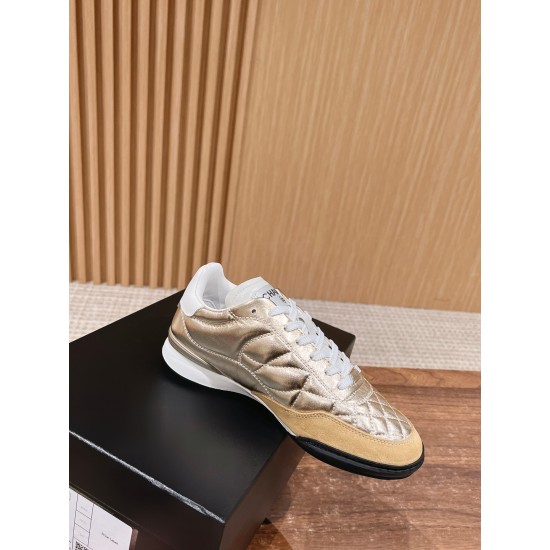 Tennis shoes