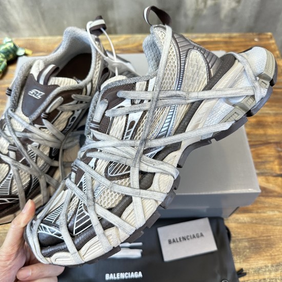 3XL sneaker runner