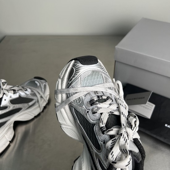 3XL sneaker runner