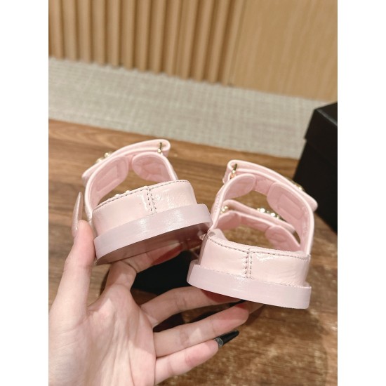 Slippers, beach shoes