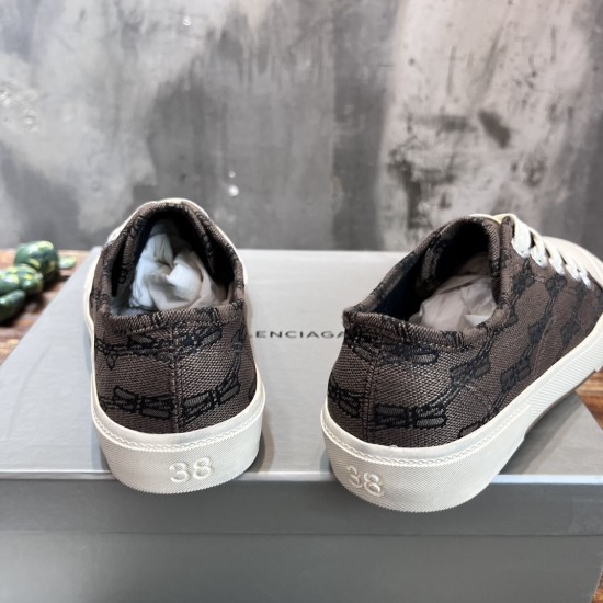 Dirty shoes demna