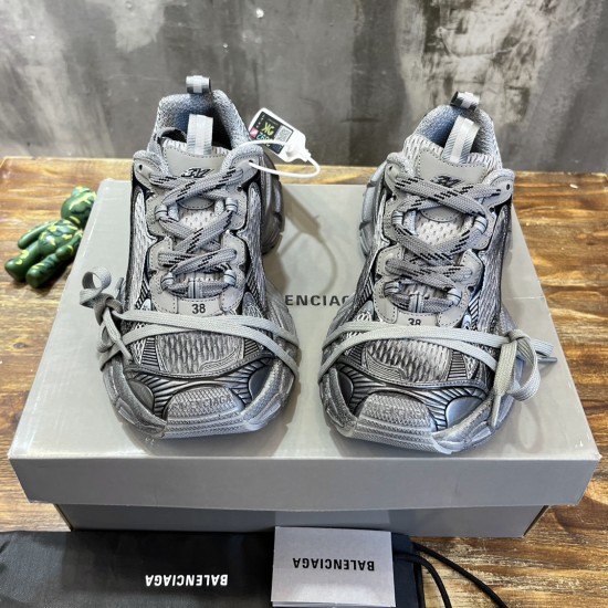 3XL sneaker runner
